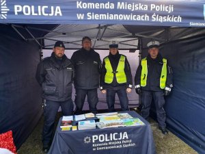 4 policjantów na stanowisku profilaktycznym
