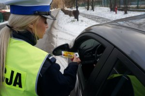 policjantka wręcza kierowcy alkotest