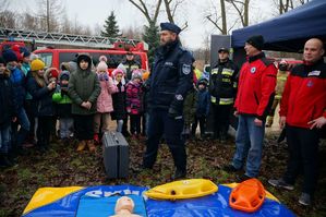 policjant, ratownicy wodni i strażak prowadzą pogadankę
