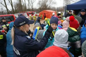 policjantka rozdaje odblaski dzieciom