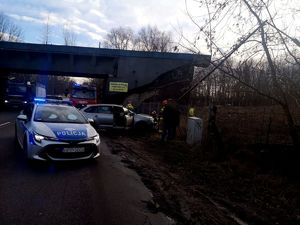 samochód, który wjechał w latarnie, radiowóz i wóz strażacki