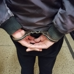 ręce zakute w kajdanki