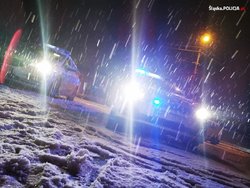 padający śnieg na ulicy