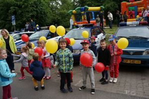 dzieci z balonami