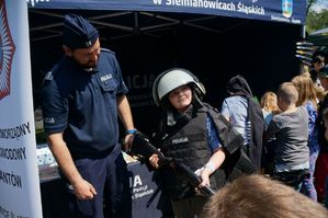 policjant i dziecko ubrane w sprzęt policyjny