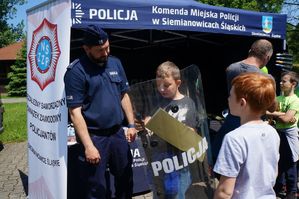 policjant pokazuje tarczę dziecku