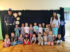zdjęcie grupowe policjanta z przedszkolakami