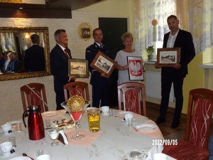 Prezes Koła, Komendant Miejski Policji w Siemianowicach Śląskich i jego Zastępca oraz Naczelnik Gabinetu Komendanta wojewódzkiego w Katowicach stoją w szeregu