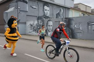 maskotka Pszczółka, biegacz i rowerzysta z ekipy zabezpieczającej