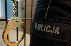 kajdanki i mundur policyjny