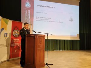 Komendant Państwowej Straży Pożarnej w Siemianowicach przy mównicy