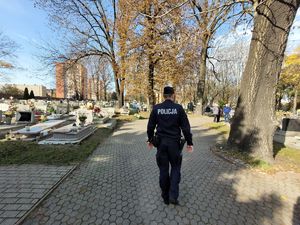 policjant patroluje cmentarz