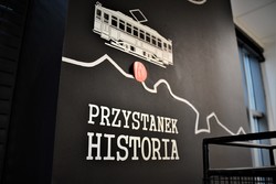 plakat z napisem przystanek historia