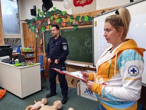 na zdjęciu stoi w klasie policjant i ratowniczka wodna