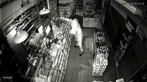 na zdjęciu mężczyzna włamywacz w sklepie