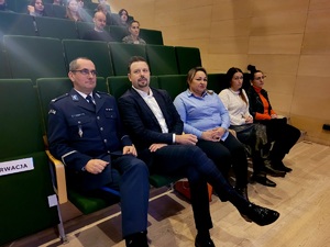 na zdjęciu komendant, prezydent miasta, kierowniczka OIK-u i I Zastępca Dyrektora MOPSU siedzą w rzędzie