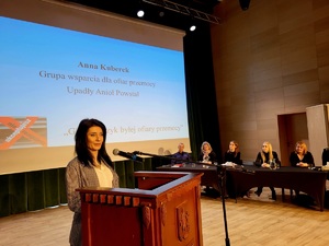 na zdjęciu Anna Kuberek przemawia na scenie