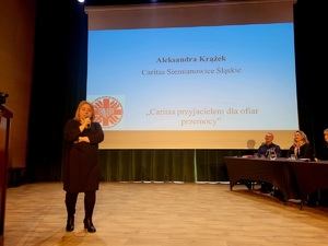 na zdjęciu Aleksandra Krążek z Caritasu na scenie