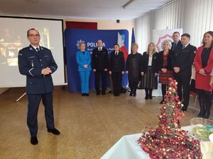 na zdjęciu komendant wraz zaproszonymi gośćmi stoi