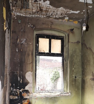 na zdjęciu spalone mieszkanie