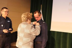 Pani Ewa Macek przypina Komendantowi Miejskiemu odznakę