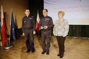 na zdjęciu Komendant Wojewódzki, Pani Ewa Macek, Komendant Miejski z odznaką