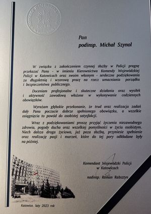 na zdjęciu list gratulacyjny od Komendanta Wojewódzkiego Policji w Katowicach