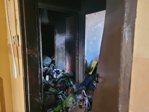 na zdjęciu wejście do spalonego mieszkania