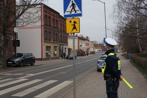 na zdjęciu policjant z ruchu drogowego stoi przy przejściu dla pieszych