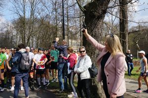 na zdjęciu II Zastępca Prezydenta miasta daje sygnał do startu