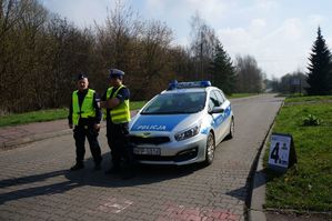 na zdjęciu policjanci obok radiowozu na zabezpieczanym odcinku trasy