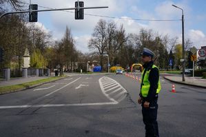 na zdjęciu policjant z drogówki stoi na skrzyżowywaniu