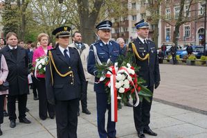 na zdjęciu delegacja służb mundurowych z wiązanką