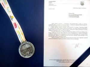 na zdjęciu podziękowania oraz medal