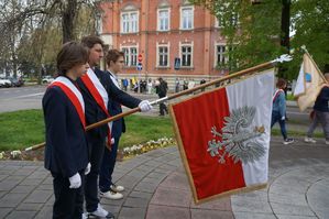 na zdjęciu delegacja szkoły ze sztandarem