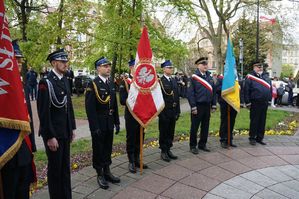 na zdjęciu delegacje służb mundurowych ze sztandarami