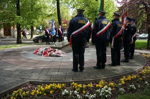 na zdjęciu delegacje obok płyty