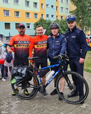 na zdjęciu dzielnicowy na rowerze, policjant z drogówki i 2 rowerzystów