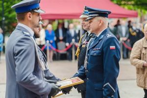 na zdjęciu wyróżnieni policjanci z komendantami Policji i Straży Pożarnej