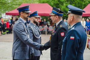 na zdjęciu wyróżnieni policjanci z komendantami Policji i Straży Pożarnej