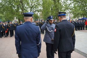 na zdjęciu wyróżniony policjant oddaje honor komendantom