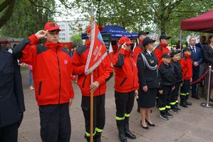 na zdjęciu młodzieżowa drużyna pożarnicza oddaje hołd