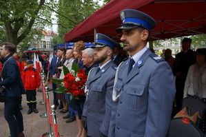 na zdjęciu wyróżnieni policjanci stoją z gośćmi