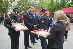 na zdjęciu goście otrzymują podziękowania