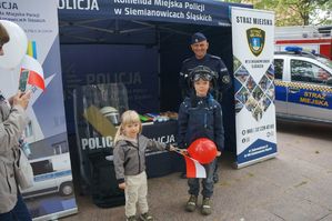 na zdjęciu policjant na stanowisku z dziećmi