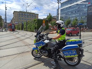 Policjant na motocyklu służbowym