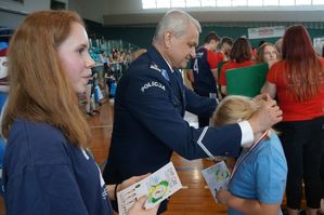 na zdjęciu komendant zakłada medal