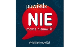 na zdjęciu plakat dymek z napisem powiedz nie mowie nienawiści