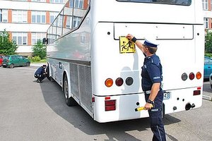 na zdjęciu policjant przy autobusie oznak0owanym dzieci