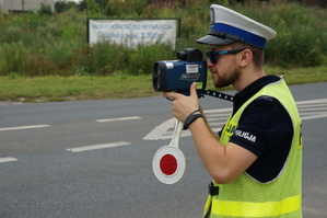 na zdjęciu policjant trzyma radar